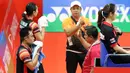 Ganda campuran Indonesia, Hafiz Faizal/Gloria Emanuelle Widjaja menerima arahan pelatih saat berlaga di babak pertama Indonesia Master 2020 melawan Zheng Si Wei/Huang Ya Qiong (China) di Istora GBK, Jakarta, Selasa (14/1/2020). Hafiz/Gloria kalah 14-21, 13-21. (Liputan6.com/Helmi Fithriansyah)