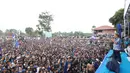 Komisaris PT Persib Bandung Bermartabat, Umuh Muchtar menyapa suporter persib bandung saat merayakan gelar juara BRI Liga 1 2023/2024 di kediamannya yang terletak di Tanjungsari, Sumedang, Minggu (02/06/2024). (Bola.com/M Iqbal Ichsan)