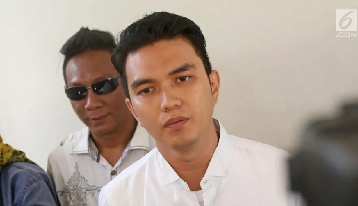 Aktris Aldi Taher memberi keterangan usai menjalani sidang perdana perceraian dengan Georgia Aisyah di Pengadilan Agama Jakarta Pusat, Senin (20/11). Keduanya datang memenuhi panggilan pengadilan. (Liputan6.com/Herman Zakharia)