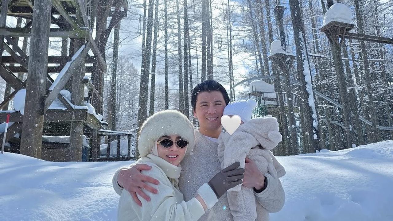 Potret Seru Syahrini Ajak Princess R Pertama Kali Main Salju di Jepang, Wajahnya Masih Dirahasiakan