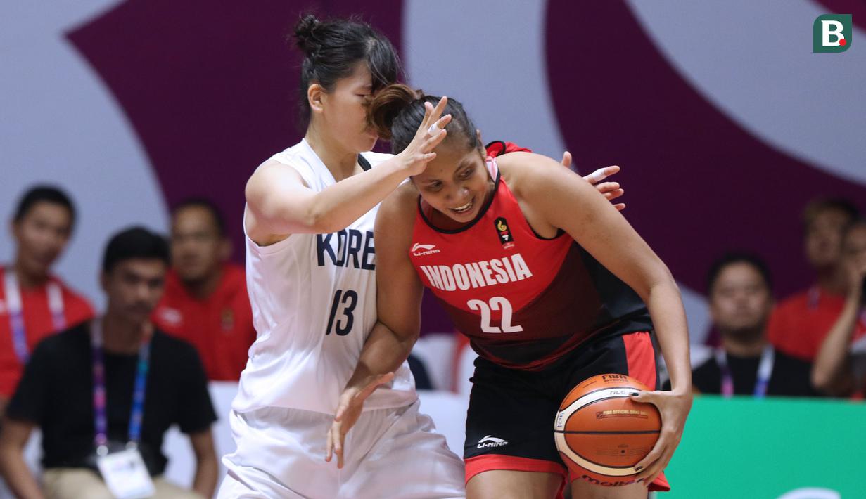 Pebasket putri Indonesia, Gabriel Sophia (kanan) mencoba menembus adangan pemain Korea, Kim Sodam pada babak penyisihan Grup X Basket Putri Asian Games 2018 di Jakarta, Rabu (15/8). Indonesia kalah 40-108. (Liputan6.com/Helmi Fithriansyah)