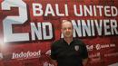 Pelatih Bali United, Hans Peter Scheller, berpose saat menghadiri perayaan ulang tahun klub yang kedua. (Bola.com/Vitalis Yogi Trisna)