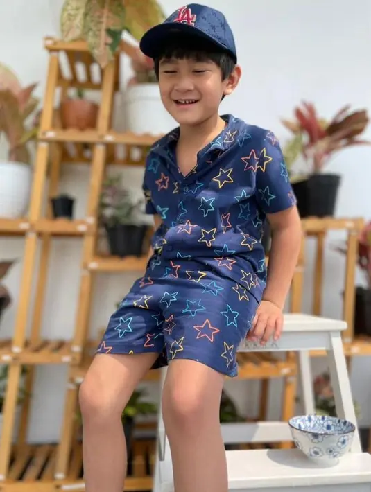 Outfit Rafathar saat ke sekolah bernilai fantastis, capai jutaan rupiah. (Instagram/raffinagita1717).
