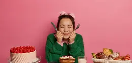 Emotional eating adalah kondisi ketika emosi mengendalikan nafsu makan, bukan rasa lapar yang sebenarnya. [Dok/freepik.com/wayhomestudio]