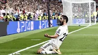 Gelandang Real Madrid, Isco, merayakan gol ke gawang AS Roma pada laga Grup G Liga Champions, di Santiago Bernabeu, Rabu (19/9/2018). (AFP/Oscar del Pozo)