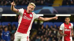 Gelandang Ajax, Donny van de Beek berselebrasi usai mencetak gol ke gawang Chelsea pada laga Grup H Liga Champion di Stamford Bridge, London pada 5 November 2019. Gelandang 23 tahun ini resmi direkrut Manchester United selama lima tahun. (AFP/Glyn Kirk)