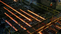 Baja cair saat dicetak menjadi batangan di pabrik ArcelorMittal di Zenica, Bosnia dan Herzegovina, Senin (9/2). ArcelorMittal merupakan produsen baja terbesar di dunia yang tersebar di sekitar 60 negara dan berpusat di Luksemburg. (REUTERS/Dado Ruvic)
