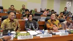 Menteri Keuangan Sri Mulyani (kedua kiri), bersama Wakil Menteri Keuangan Mardiasmo (kanan), Gubernur BI Agus Martowardojo (kiri) dan saat mengikuti rapat kerja di Kompleks Parlemen, Senayan, Jakarta (5/9). (Liputan6.com/Johan Tallo)