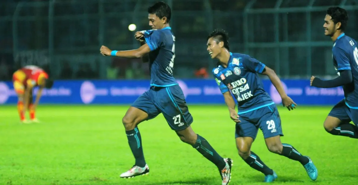 Striker muda Arema FC, Dedik Setiawan merayakan gol ke gawang Bhayangkara FC, Minggu (23/4/2017) di Stadion Kanjuruhan, Kab. Malang. (Bola.com/Iwan Setiawan)