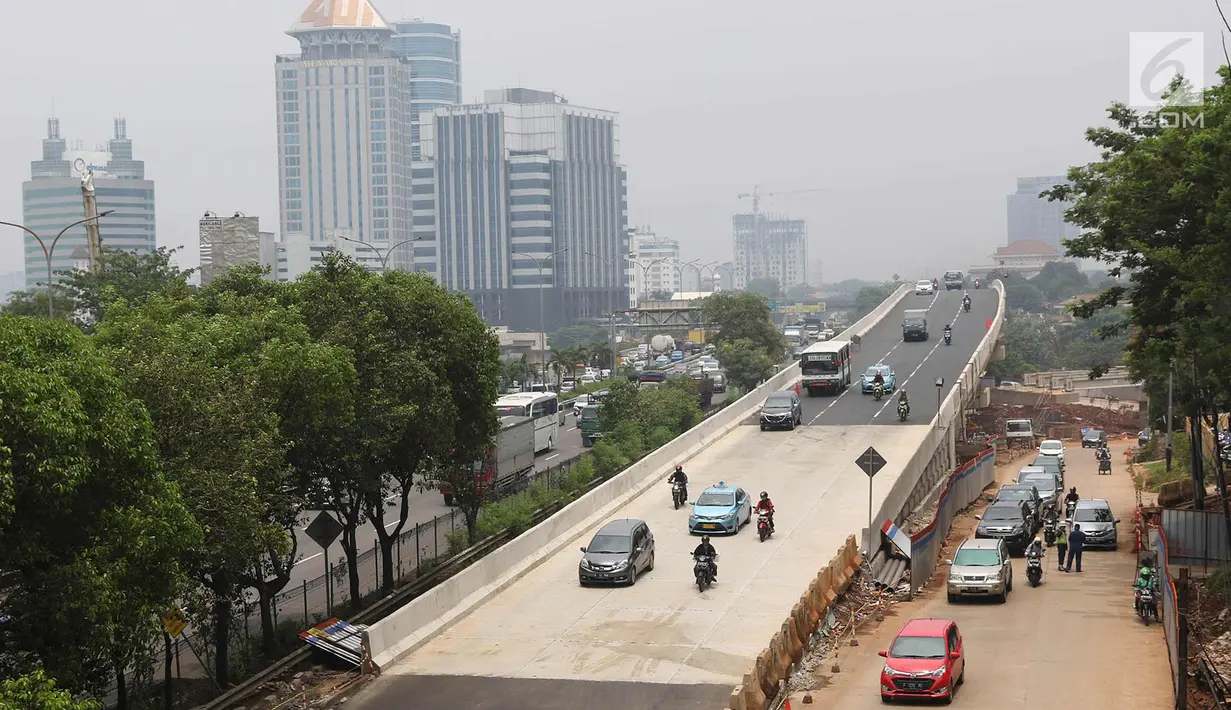 Suasana flyover Lebak Bulus di Jalan TB Simatupang, Jakarta Selatan, Kamis (19/10). Flyover ini diharapkan mampu mengurai kemacetan di Jalan TB Simatupang menuju Jalan RA Kartini, Lebak Bulus dan Ciputat. (Liputan6.com/Immanuel Antonius)