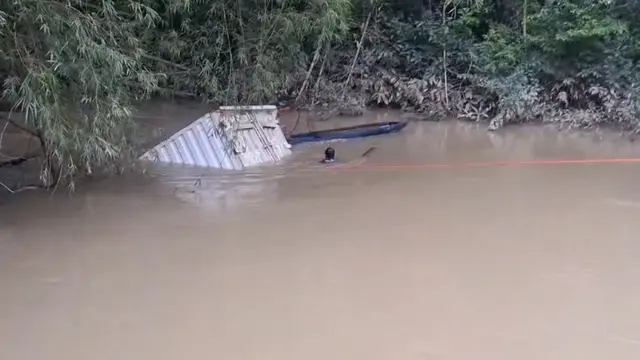 Mobil boks terjun ke sungai jembatan gantung penghubung Kecamatan Way Pengubuan dan Kecamatan Seputih Agung, Kabupaten Lampung Tengah putus
