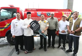 Tito Karnavian Serahkan Mobil Tangki Air 4.000 Liter untuk Aceh Tengah