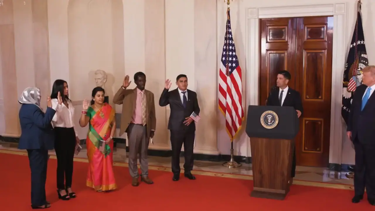 Presiden AS Donald Trump naturalisasi 5 WNA di Gedung Putih.