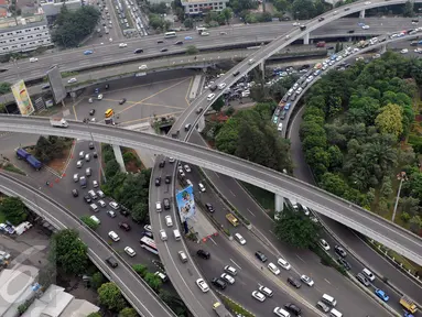 Sejumlah kendaraan melintas di Jalan layang Tomang, Jakarta, Kamis (4/2/2016). Gubernur DKI Jakarta Basuki Tjahaya Purnama (Ahok) mengaku mempunyai jurus-jurus tertentu mengurai kemacetan di Jakarta. (Liputan6.com/Helmi Afandi)