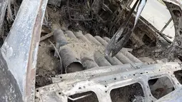 Tabung peluncur roket terlihat di dalam kendaraan yang hancur di Kabul, Afghanistan, Senin (30/8/2021). Roket menghantam lingkungan dekat bandara internasional Kabul pada hari Senin di tengah penarikan AS yang sedang berlangsung dari Afghanistan. (AP Photo/Khwaja Tawfiq Sediqi)