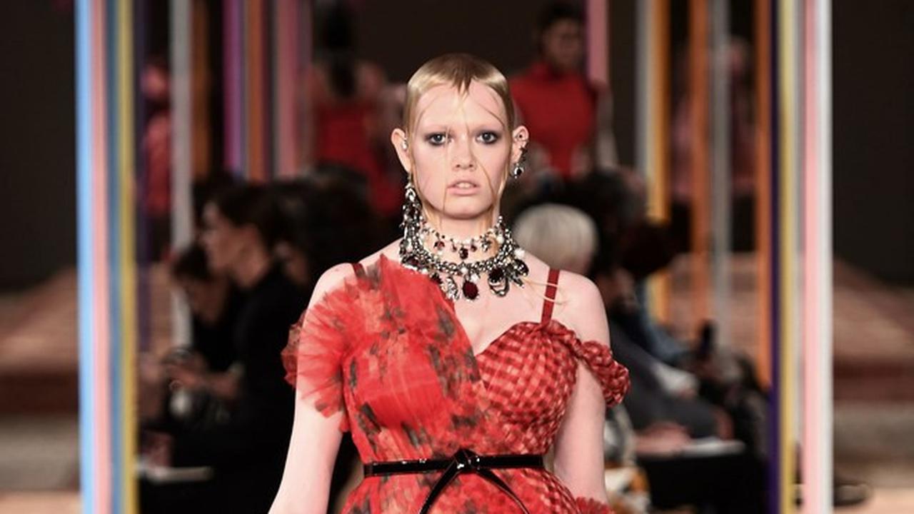 2 Model Bertubuh Curvy Tampil di Panggung Alexander McQueen