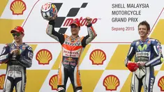 Pembalap Repsol Honda Dani Pedrosa (tengah) mengangkat kedua tangan usai finis pertama pada lanjutan Balapan MotoGP di Sirkuit Sepang, MotoGP Malaysia, (25/10/2015). Pedrosa sebelumnya berada di pole position saat sesi kualifikasi. (REUTERS/Olivia Harris)