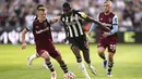 Pemain Newcastle, Alexander Isak (kedua kanan) berusaha melewati pemain West Ham United, James Ward-Prowse pada laga lanjutan Liga Inggris 2023/2024 di London Stadium, London, Inggris, Minggu (08/10/2023) malam WIB. Dua gol Isak membuat laga berakhir dengan skor 2-2. (AP Photo/PA/Zac Goodwin)