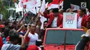 Ketua Umum PKPI AM Hendropriyono disambut massa kader dan simpatisan mengarak nomor urutnya seusai meninggalkan kantor KPU, Jakarta, Jumat (13/4). KPU resmi menetapkan PKPI sebagai peserta pemilu 2019 dengan nomor utut 20. (Liputan6.com/Angga Yuniar)