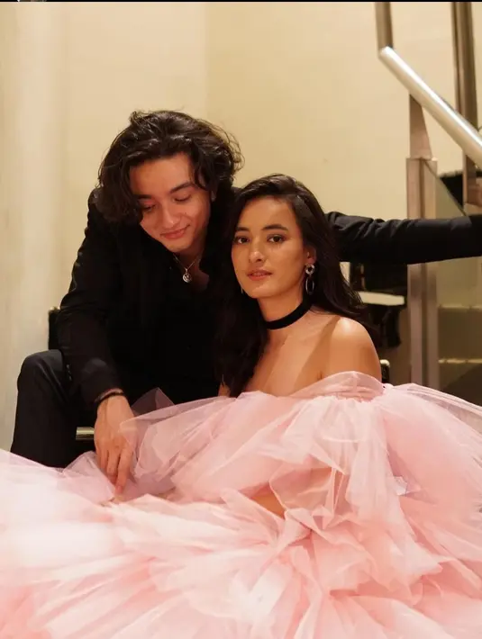 Gaya pacaran Mawar dan Bryan kerap mencuri perhatian. Seperti aksi Bryan Domani yang menutupi paha Mawar saat gala premiere film Galaksi. Tak sedikit netizen yang mendoakan keduanya segera menikah. (Liputan6.com/IG/mawar_eva)