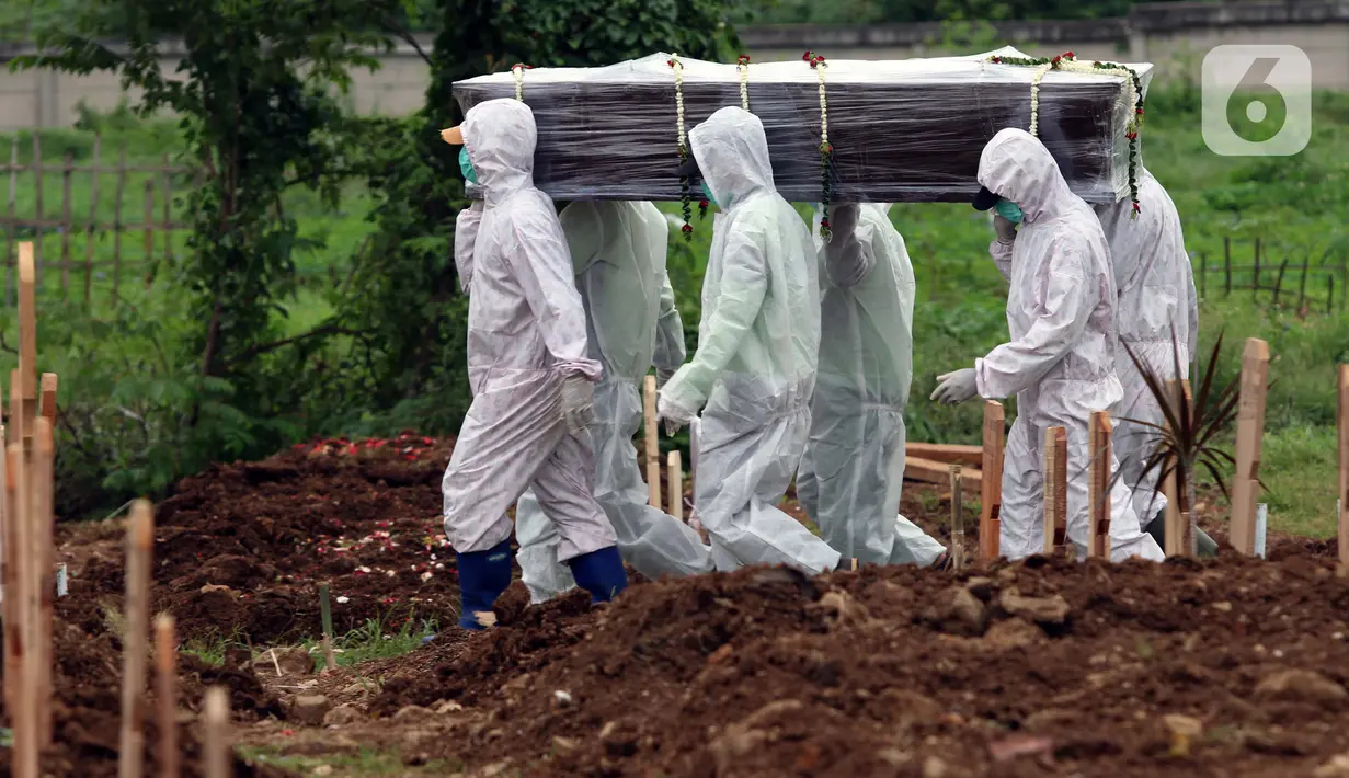 Petugas membawa peti jenazah yang akan dimakamkan dengan protokol COVID-19 di area khusus TPU Srengseng Sawah, Jakarta, Kamis (14/1/2021). TPU ini digunakan untuk memakamkan jenazah dengan protokol COVID-19 karena TPU Tegal Alur dan Pondok Ranggon sudah penuh. (Liputan6.com/Helmi Fithriansyah)