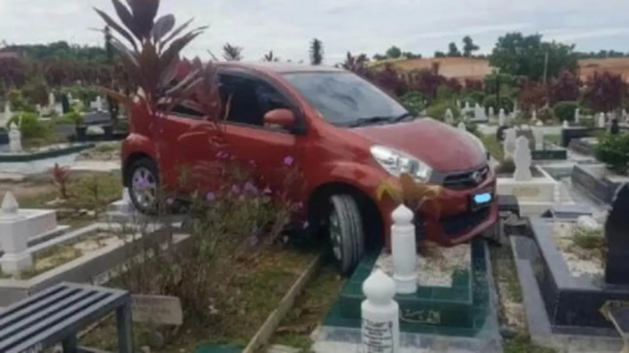 Viral Mobil Masuk ke Area Pemakaman, Sang Sopir Diduga Pingsan