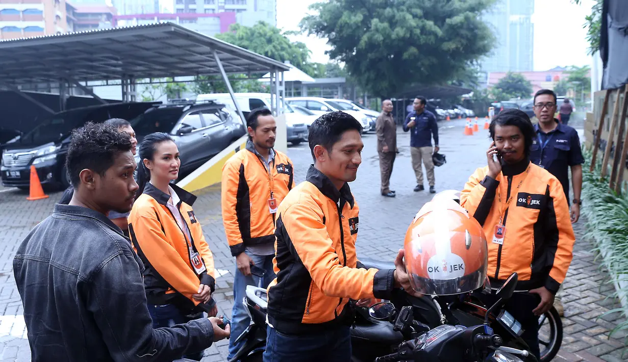 "Dulu sempet ada isu pelarangan, saya sempet miris, ini adalah salah satu alternatif mengatasi kemacetan kenapa harus dilarang. Ojek online praktis dan cepat" ujar presenter Indonesia's Got Talent. (Nurwahyunan/Bintang.com)