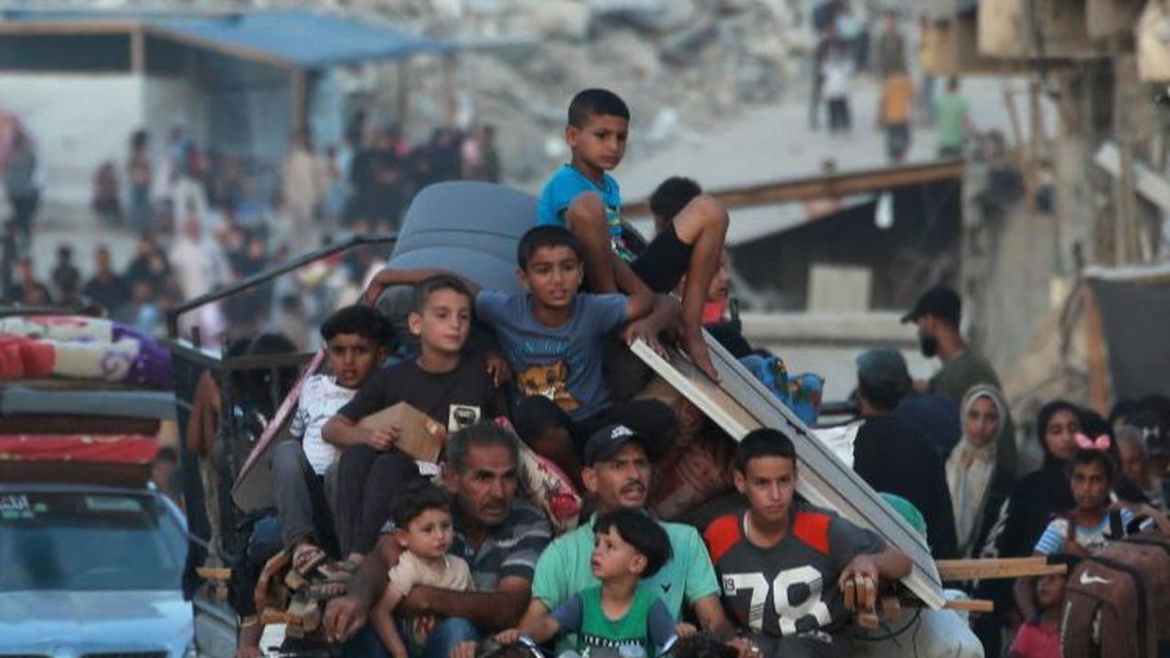 Sebagaimana dilansir Al Jazeera, militer Israel mengeluarkan perintah evakuasi baru di beberapa wilayah seiring dengan berlanjutnya serangan di seluruh Jalur Gaza.&nbsp;Foto: Bashar Taleb/AFP<br>