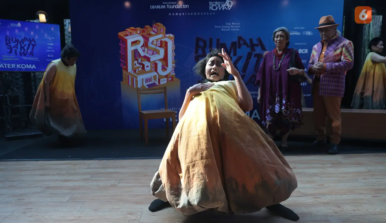 Sejumlah pemain Teater Koma menampilkan adegan pementasan Rumah Sakit Jiwa di Jakarta, Jumat (10/7/2026). Lakon yang pertama kali dipentaskan 35 tahun lalu itu kembali diproduksi dan akan dipentaskan pada 30 Juli hingga 2 Agustus 2026 di Graha Bhakti Budaya, Taman Ismail Marzuki. Pementasan tersebut mengangkat isu kemanusiaan, relasi kuasa, dan dinamika sosial yang tetap relevan dengan kehidupan masyarakat saat ini. (KLY/Budy Santoso)