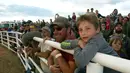 Sejumlah penonton menyaksikan turnamen Kremmling Demolition Tahunan ke-11 di Grand County Fairgrounds di Kremmling, Colorado (19/8). (AFP Photo/Jason Connolly)