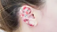 Desain tato indah di telinga (Sumber: Elite Readers)