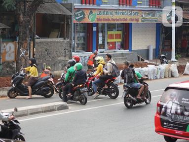 Pengendara sepeda motor memutar balik dan melawan arah di kawasan Lenteng Agung, Jakarta Selatan, Rabu (9/1/2019). Kurangnya pengawasan serta minim kesadaran tertib berlalu lintas menyebabkan sebagian pemotor nekat melawan arus. (Liputan6.com/Immanuel Antonius)