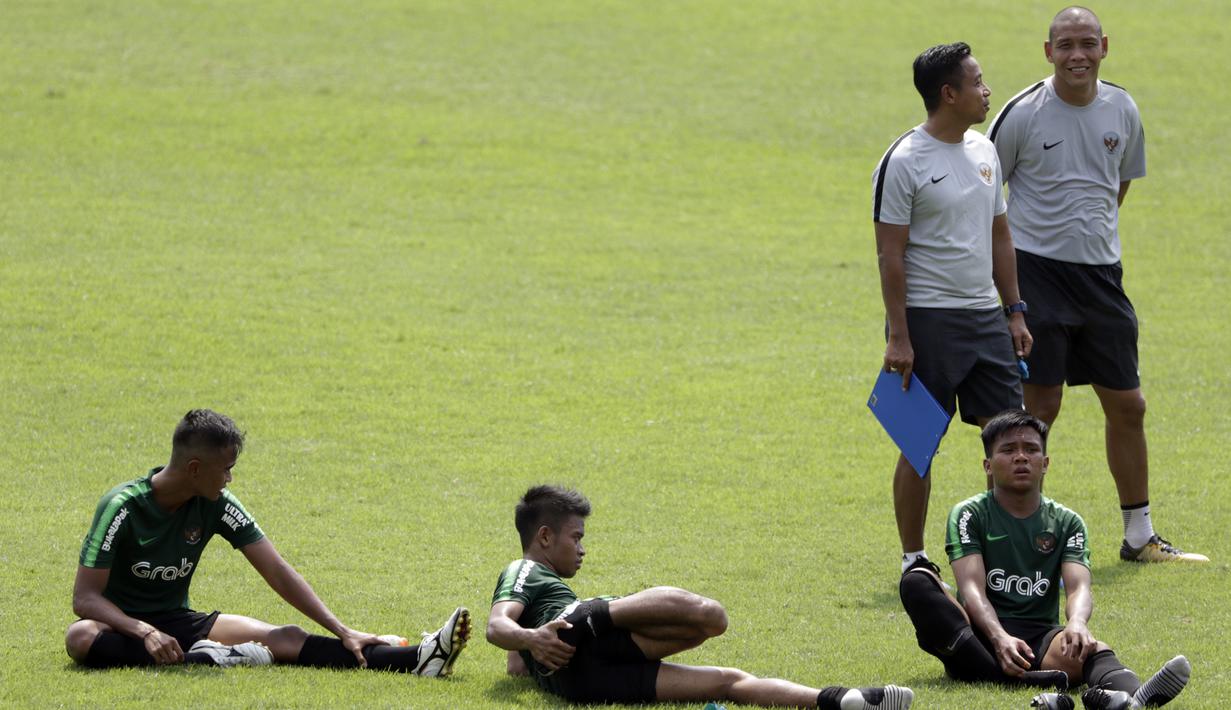 Asisten pelatih Timnas Indonesia U-22, Yunan Helmi dan Nova Arianto, berdiskusi saat latihan di Lapangan ABC Senayan, Jakarta, Selasa (8/1). Latihan ini merupakan persiapan jelang Piala AFF U-22. (Bola.com/Vitalis Yogi Trisna)