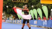 Atlet triathlon Indonesia, Jauhari Johan, berhasil meraih medali emas duathlon  (lari dan bersepeda) perorangan putra SEA Games 2019, di Subic Bay Boardwalk, Senin (2/12/2019). (dok. KONI)
