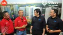 Dirut PT Adhi Persada Properti (APP) Agus Sitaba (kedua kiri) berbincang dengan Founder and CEO 99.co Darius Cheung (kedua kanan) seusai penandatanganan nota kerja sama bisnis properti di Jakarta, Jumat (7/4). (Liputan6.com/Helmi Afandi)