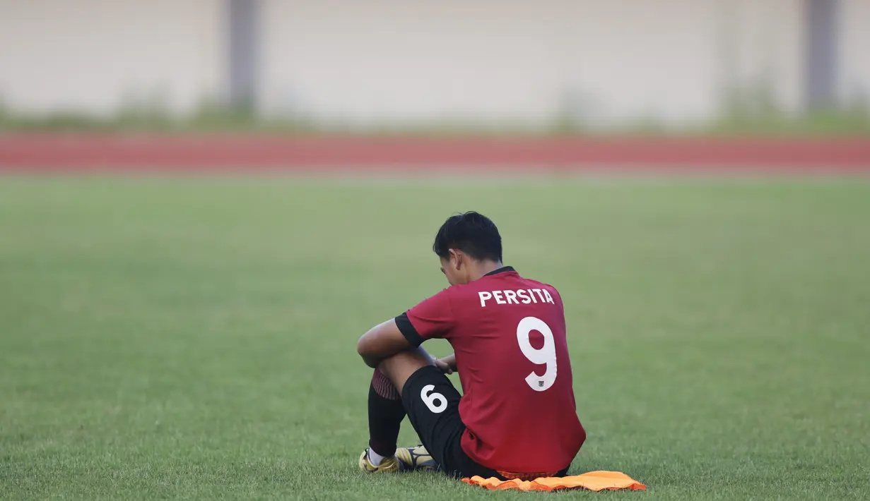 Pemain Persita Tangerang tampak lelah saat latihan di Stadion Sport Center, Tangerang, Selasa (28/5). Latihan ini persiapan jelang laga Liga 2 2019. (Bola.com/Vitalis Yogi Trisna)