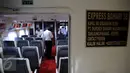 Sejumlah kru berada di dalam KM Express Bahari 3B milik PT Pelni (Persero) di Pelabuhan Sunda Kelapa, Jakarta, Selasa (10/1). Kapal cepat yang melayani pelayaran rakyat menuju Kepulauan Seribu ini resmi dioperasikan hari ini. (Liputan6.com/Johan Tallo)