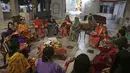 Wanita Hindu melakukan ritual sebelum berbuka puasa sepanjang hari selama festival 'Karwa Chauth', di Jammu, India (4/11/2020). Wanita Hindu yang menikah berpuasa dan berdoa ke bulan untuk kesejahteraan, kemakmuran, dan umur panjang suami mereka di festival ini. (AP Photo/Channi Anand)