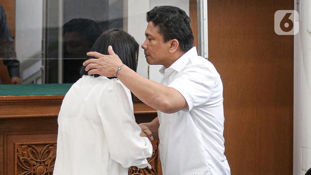 Peluk Cium Ferdy Sambo untuk Putri Candrawathi