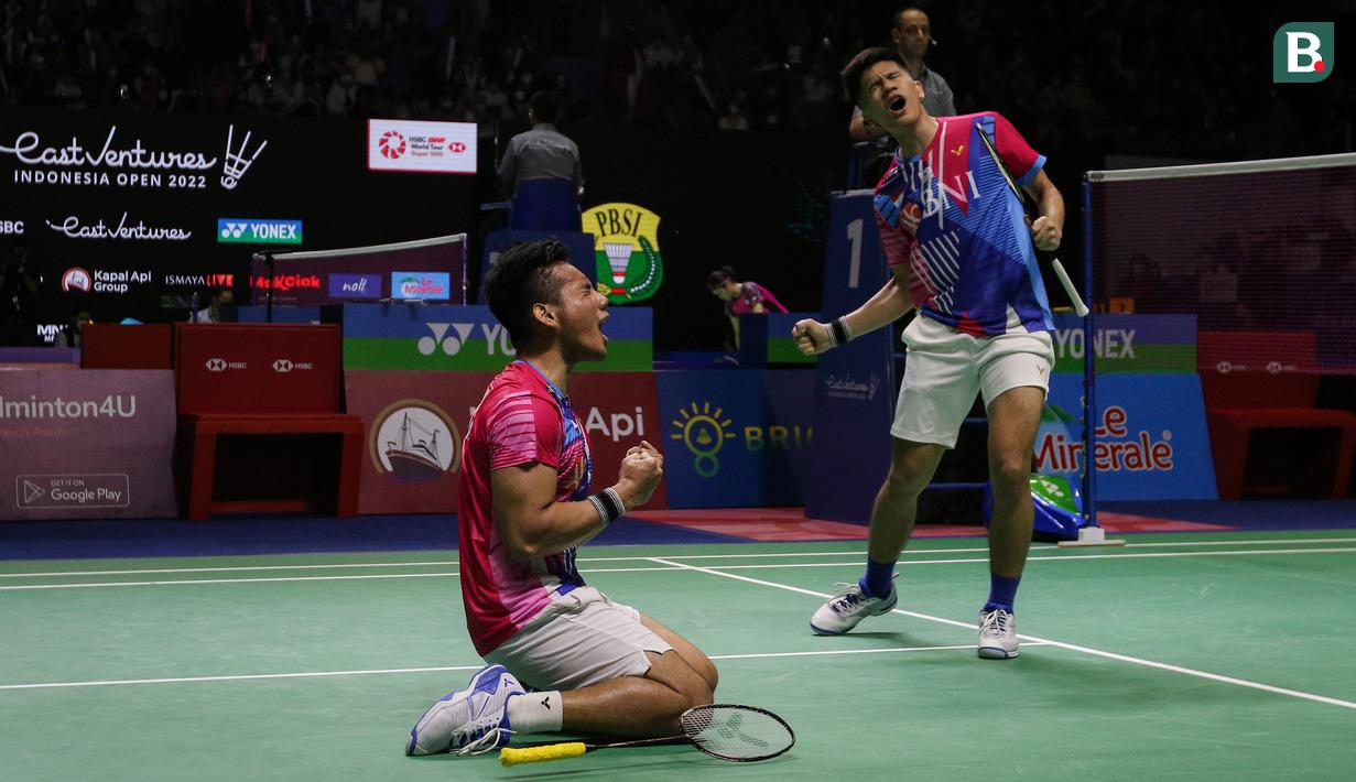 Ganda putra Pramudya Kusumawardana/Yeremia Erich Yoche Yacob Rambitan lolos ke perempatfinal usai mengalahkan ganda putra unggulan ke-4 asal Cina Taipei yang merupakan peraih medali emas Olimpiade 2020, Lee Yang/Wang Chi Lin dengan rubber game, 21-16, 17-21 dan 21-14. Di perempatfinal Pramudya/Yeremia akan menghadapi ganda putra unggulan ke-5 asal Malaysia, Aaron Chia/Soh Wooi Yik. (Bola.com/Bagaskara Lazuardi)