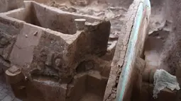 Bagian dari kereta perunggu yang direstorasi tersimpan di sebuah basis milik Institut Arkeologi Provinsi Shaanxi di Kota Xi'an, Provinsi Shaanxi, China pada 30 Juli 2020. Ketika ditemukan, kereta tersebut dalam kondisi hancur menjadi ribuan keping. (Xinhua/Li Yibo)