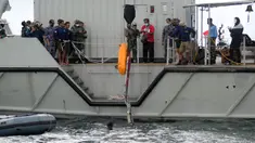 Tim SAR gabungan mengangkat serpihan pesawat Sriwijaya Air SJ 182 menggunakan crane dari KRI Nigel di perairan Kepulauan Seribu, Jakarta, Minggu (10/1/20221). Sriwijaya Air SJ 182 hilang kontak empat menit usai lepas landas dari Bandara Soetta. (merdeka.com/Arie Basuki)