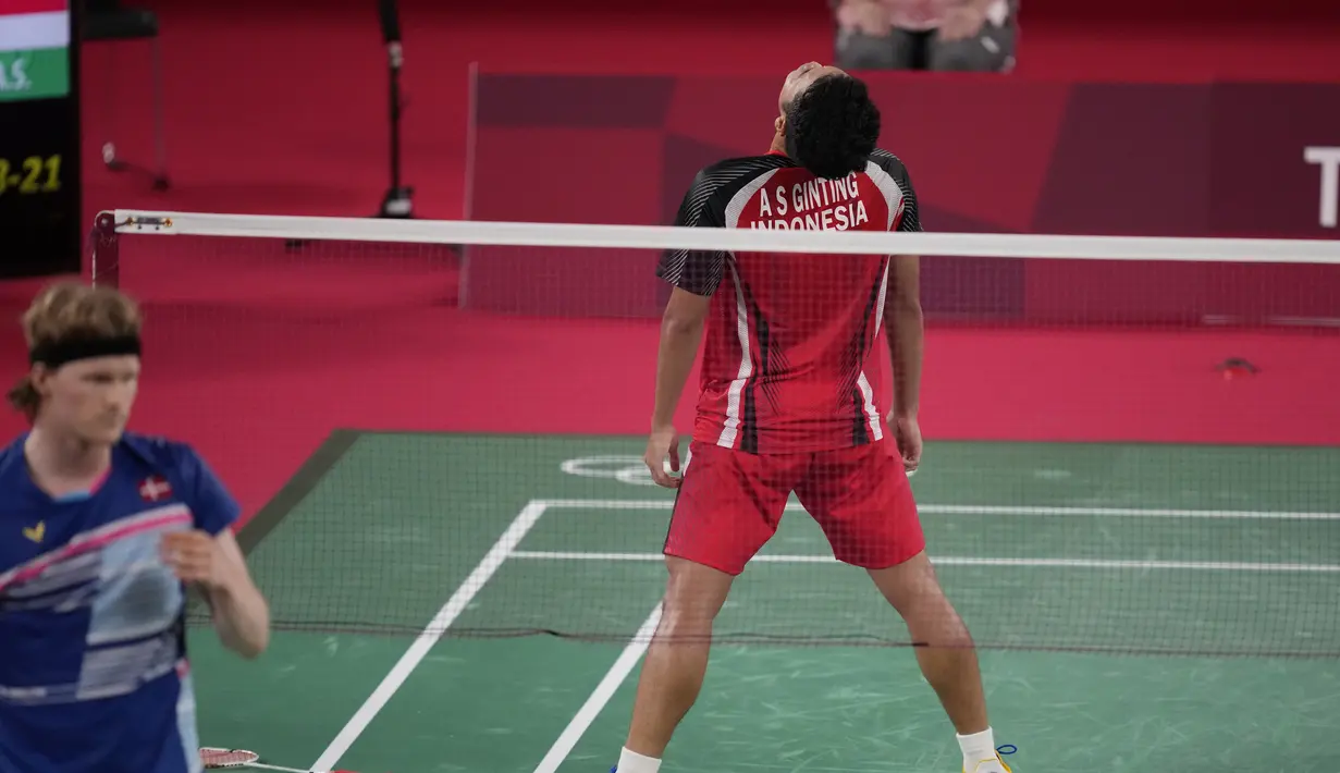 Pebulutangkis Indonesia Anthony Sinisuka Ginting berselebrasi usai mengalahkan Anders Antonsen dari Denmark pada perempat final tunggal putra Badminton Olimpiade Tokyo 2020 di Tokyo, Jepang, Sabtu (31/7/2021). Anthony  Ginting menang atas Antonsen 21-18, 15-21, 21-18. (AP Photo/Markus Schreiber)