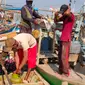 Khadma dan sejumlah nelayan lain asal Desa Ambulu Kecamatan Losari Kabupaten Cirebon hingga saat ini masih menggunakan konventer kit elpiji 3 kg sebagai bahan bakar untuk melaut. Foto (Liputan6.com / Panji Prayitno)