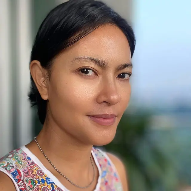 Lola Amaria menyiapkan makanan