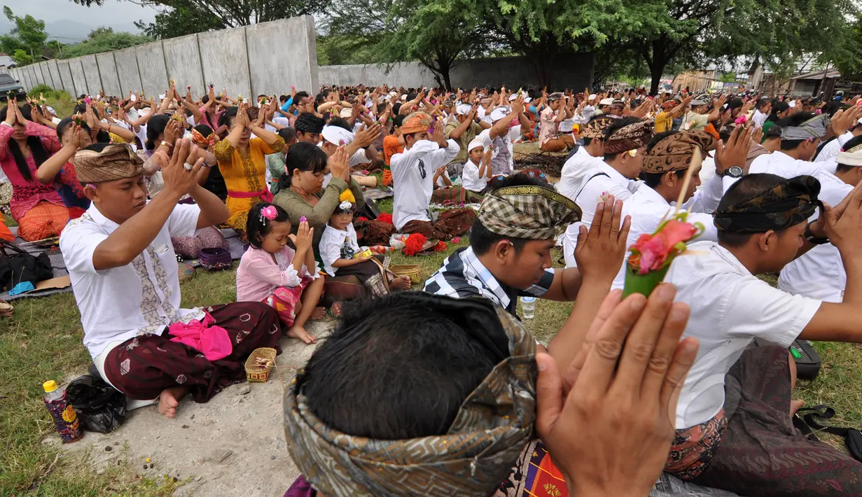 Sejumlah umat Hindu mengikuti upacara Melasti di pantai Dupa, Palu, Sulteng, Kamis (19/3/2015). Ritual ini dilaksanakan untuk penyucian diri menyambut perayaan Hari Raya Nyepi Tahun Baru Saka 1937 pada Sabtu (21/3) mendatang.  (Liputan6.com/Dio Pratama)
