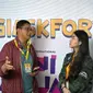Direktur Utama Askrindo, Priyastomo (kiri) memberikan literasi Asuransi Digital kepada pengunjung tentang kemudahan membeli asuransi melalui aplikasi digiAsk di booth digiAsk by Askrindo di BNI Java Jazz Festival 2023, JIEXPO Kemayoran, Jakarta (Liputan6.com)
