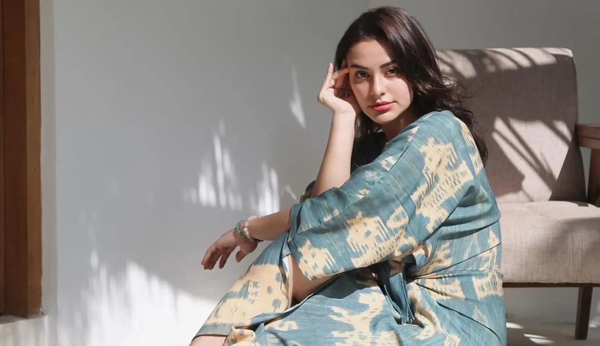 Salah satu gaya yang kerap ia bagikan di Instagram yakni outfit jumpsuit one set. Pakai busana kain bermotif ini membuat Nora terlihat memesona. (Liputan6.com/IG/@ncdpapl)