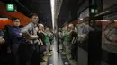 Penumpang mengantre di platform kereta bawah tanah di Hong Kong, Selasa (30/7/2019). Para pengunjuk rasa telah mengganggu layanan kereta bawah tanah pada pagi hari perjalanan dengan menghalangi pintu-pintu masuk kereta dan mencegah mereka meninggalkan stasiun. (AP Photo/Vincent Yu)