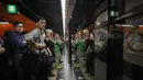 Penumpang mengantre di platform kereta bawah tanah di Hong Kong, Selasa (30/7/2019). Para pengunjuk rasa telah mengganggu layanan kereta bawah tanah pada pagi hari perjalanan dengan menghalangi pintu-pintu masuk kereta dan mencegah mereka meninggalkan stasiun. (AP Photo/Vincent Yu)